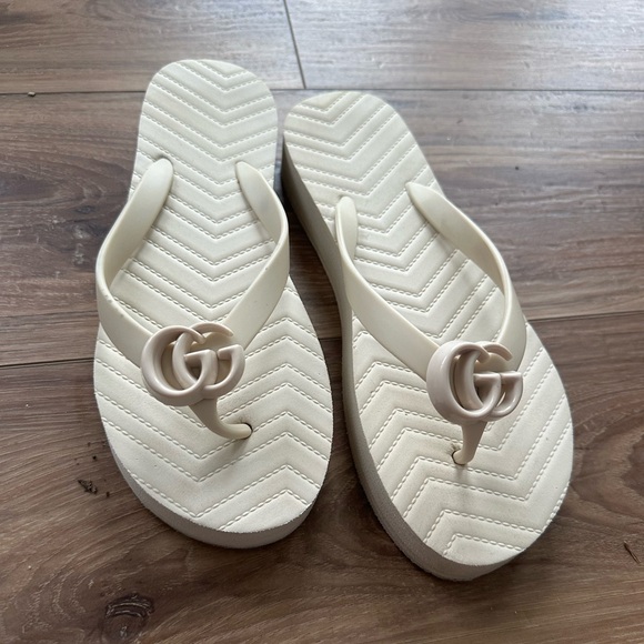 Gucci Chevron Cream Sandals - Picture 6 of 6